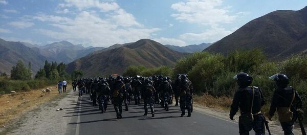 La Policía kirguís cerca de la localidad Koi Tash donde reside Almazbek Atambáev - Sputnik Mundo