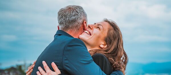 Una pareja abrazándose - Sputnik Mundo