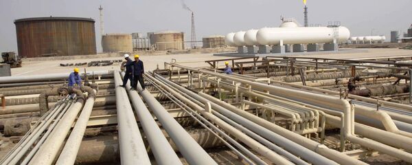 Trabajadores iraquíes caminan en oleoductos de una refinería de petróleo en la ciudad de Zubair, cerca de la ciudad de Basora - Sputnik Mundo