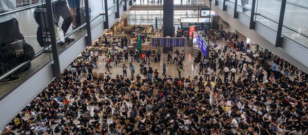 Manifestantes en el aeropuerto de Hong Kong - Sputnik Mundo