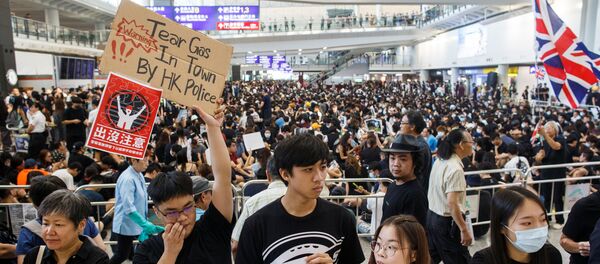 Las protestas contra la nueva ley de extradicción en el aeropuerto internacional de Hong Kong - Sputnik Mundo