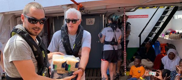 El actor estadounidense Richard Gere en el barco de rescate Open Arms - Sputnik Mundo