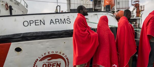 Barco Open Arms y migrantes - Sputnik Mundo