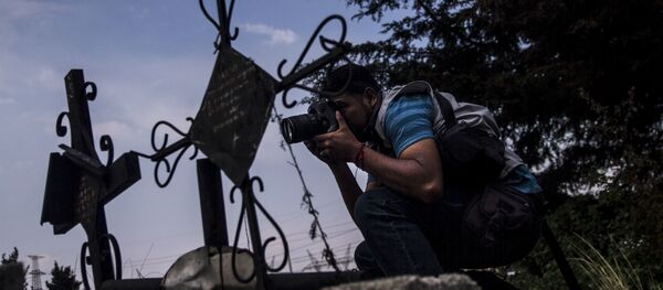 Armando Martínez, fotógrafo del periódico El Grafico, retrata un accidente automovilístico - Sputnik Mundo