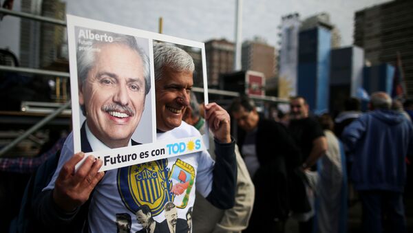 Un partidario del precandidato opositor argentino Alberto Fernández Un partidario del precandidato opositor argentino Alberto Fernández - Sputnik Mundo