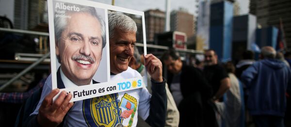 Un partidario del precandidato opositor argentino Alberto Fernández - Sputnik Mundo