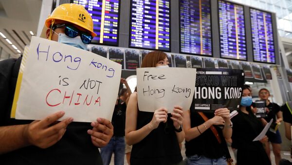 Manifestantes en el aeropuerto de Hong Kong - Sputnik Mundo