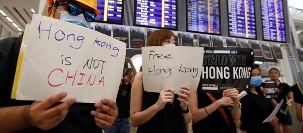 Manifestantes en el aeropuerto de Hong Kong - Sputnik Mundo