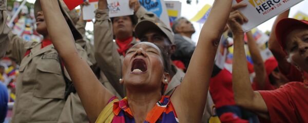 Сторонники венесуэльского правительства во время протеста против экономических санкций США в Каракасе Сторонники венесуэльского правительства во время протеста против экономических санкций США в Каракасе - Sputnik Mundo
