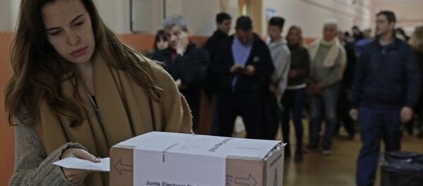 Una mujer votando en las primarias Argentinas Una mujer votando en las primarias Argentinas - Sputnik Mundo