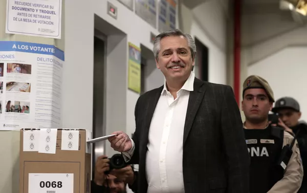 El precandidato presidencial Alberto Fernández deposita su voto El precandidato presidencial Alberto Fernández deposita su voto - Sputnik Mundo