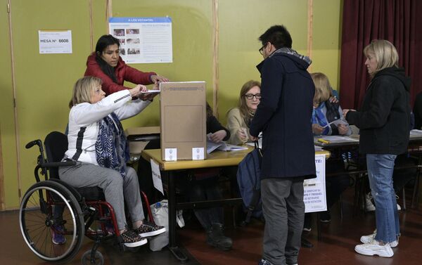 Una mujer argentina ejerciendo su derecho al voto - Sputnik Mundo