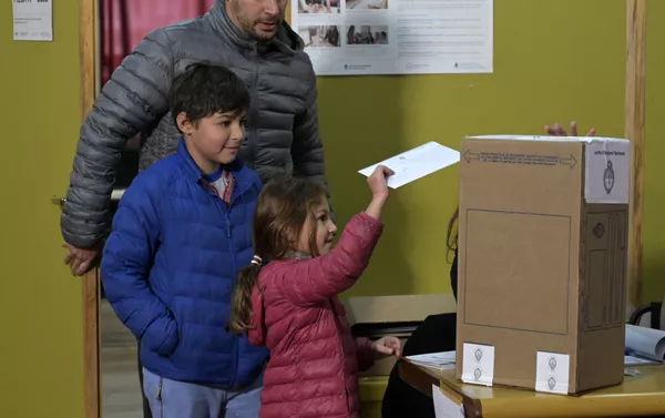 Una niña depositando el voto de su padre Una niña depositando el voto de su padre - Sputnik Mundo