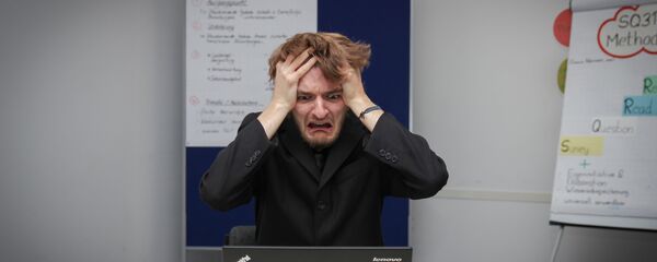 Un hombre y su computadora - Sputnik Mundo