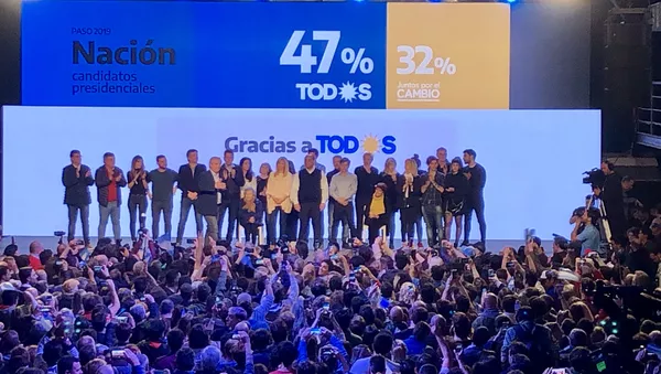 Celebración de la victoria en las elecciones primarias argentinas en el búnker del Frente de Todos