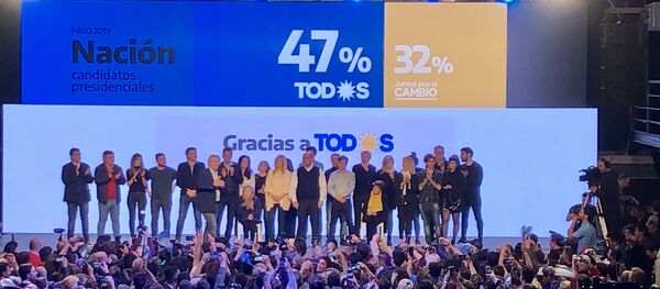 Celebración de la victoria en las elecciones primarias argentinas en el búnker del Frente de Todos - Sputnik Mundo