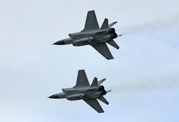 Los MiG-31 con el misil hipersónico Kinzhal participan en la competición internacional Aviadarts - Sputnik Mundo