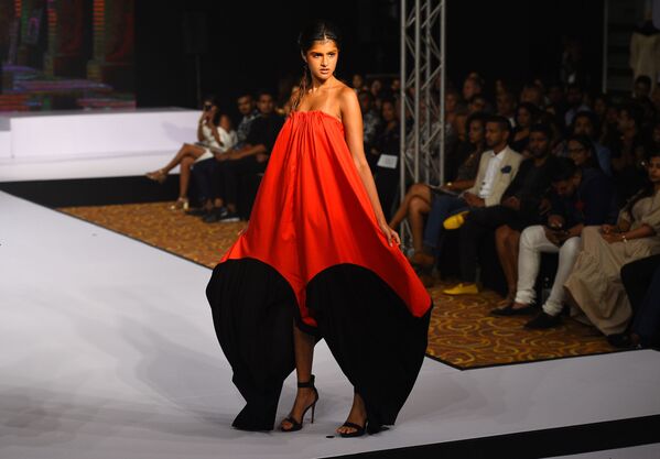 La moda que seduce: la magia de la playa en la Swim Week Colombo

 - Sputnik Mundo