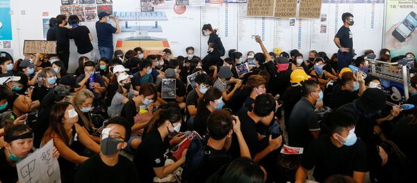 Manifestantes en el aeropuerto de Hong Kong - Sputnik Mundo