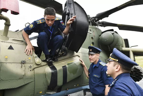 De los 'cazadores' a los 'matasubmarinos': así actúa la élite de la aviación rusa
De los 'cazadores' a los 'matasubmarinos': así actúa la élite de la aviación rusa
- Sputnik Mundo
