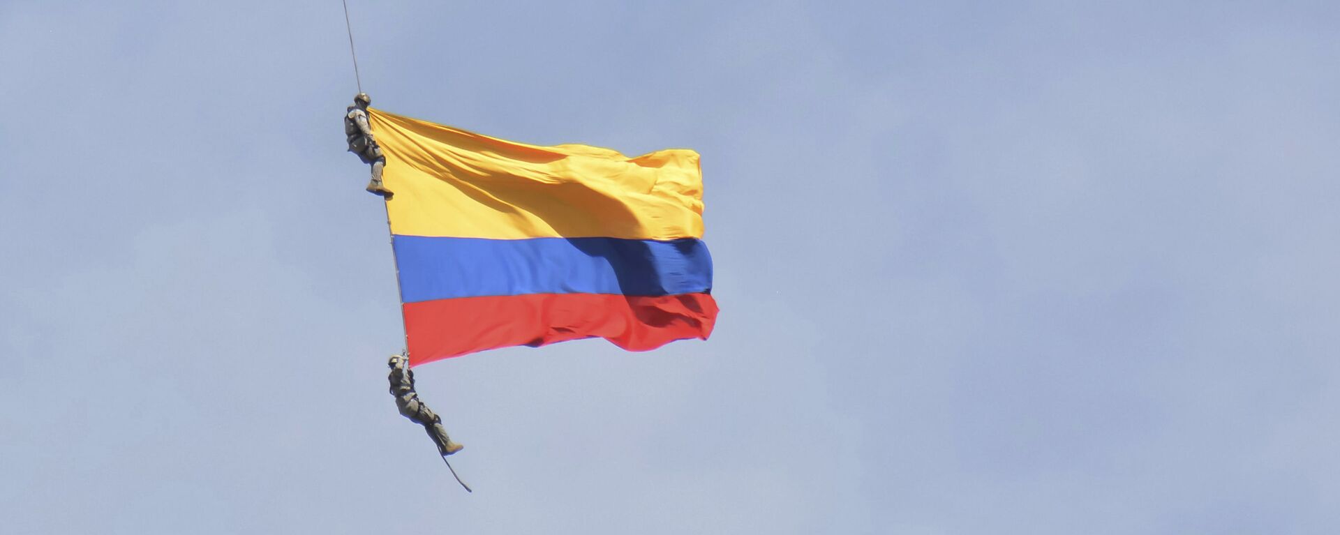 Dos soldados con la bandera de Colombia, colgados de un helicóptero, durante un espectáculo aéreo - Sputnik Mundo, 1920, 09.10.2024