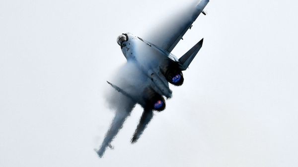 Caza ruso Su-35S durante la competición Aviadarts - Sputnik Mundo