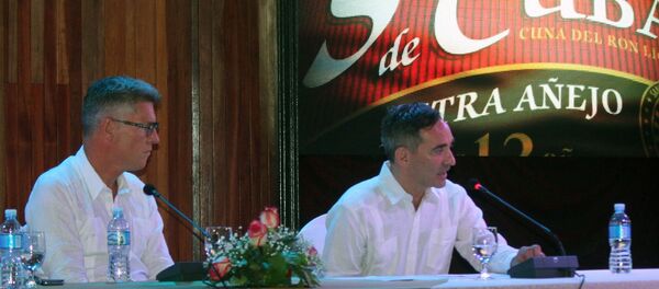 El presidente de Producción y Compras Globales de Diageo, David Cutter, y el presidente de la nueva empresa mixta Ron Santiago S.A., Lucas Cesarano  - Sputnik Mundo