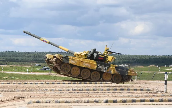 El tanque venezolano T-72B3 en maniobras durante los Army Games 2019 El tanque venezolano T-72B3 en maniobras durante los Army Games 2019 - Sputnik Mundo