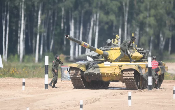 Los militares venezolanos operan el tanque T-72B3 durante las maniobras en los Army Games 2019 Los militares venezolanos operan el tanque T-72B3 durante las maniobras en los Army Games 2019 - Sputnik Mundo