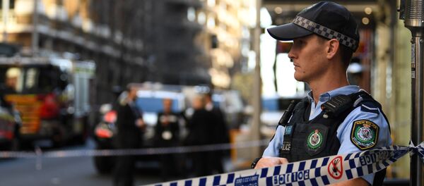 Un policía junto a la escena de crimen después de que un hombre apuñalara a una mujer e intentó apuñalar a otros en el centro de Sídney - Sputnik Mundo