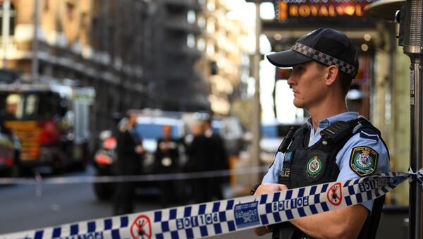 Un policía junto a la escena de crimen después de que un hombre apuñalara a una mujer e intentó apuñalar a otros en el centro de Sídney - Sputnik Mundo