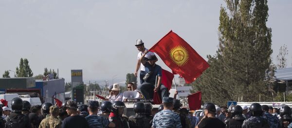 Partidarios del presidente kirguís Almazbek Atambáev Partidarios del presidente kirguís Almazbek Atambáev - Sputnik Mundo
