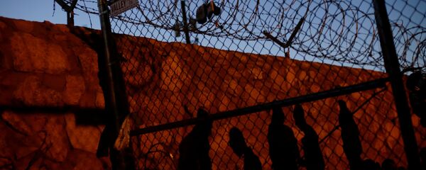 Los migrantes en la frontera entre EEUU y México - Sputnik Mundo