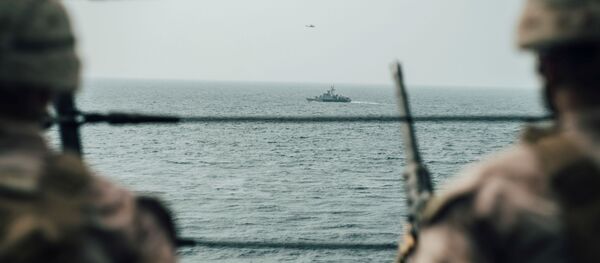 Los soldados estadounidenses vigilando el estrecho de Ormuz - Sputnik Mundo