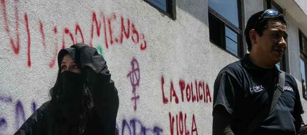Manifestación exigiendo justicia por la violación tumultuaria de cuatro policías a una adolescente en Ciudad de México - Sputnik Mundo