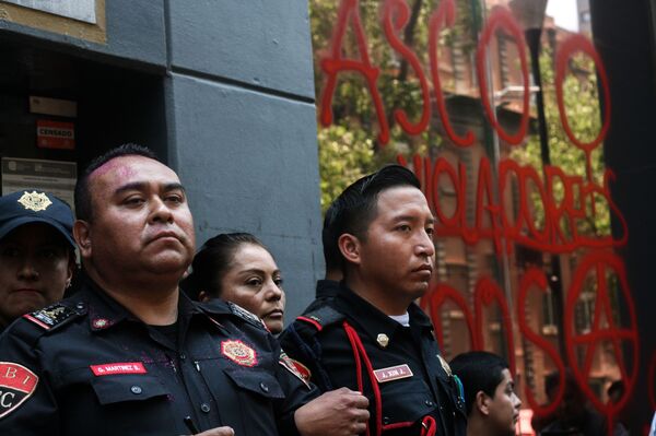 'No me cuidan, me violan': las mujeres estallan contra la Policía de Ciudad de México (vídeos, fotos) - Sputnik Mundo