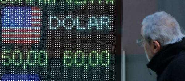 Un hombre mira la devaluación del peso argentino frente al dólar en una pantalla Un hombre mira la devaluación del peso argentino frente al dólar en una pantalla - Sputnik Mundo