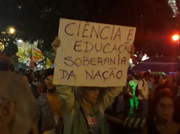 Miles protestan en decenas de ciudades brasileñas contra recortes en educación Miles protestan en decenas de ciudades brasileñas contra recortes en educación - Sputnik Mundo