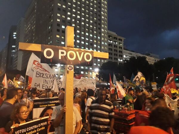 Miles protestan en decenas de ciudades brasileñas contra recortes en educación Miles protestan en decenas de ciudades brasileñas contra recortes en educación - Sputnik Mundo