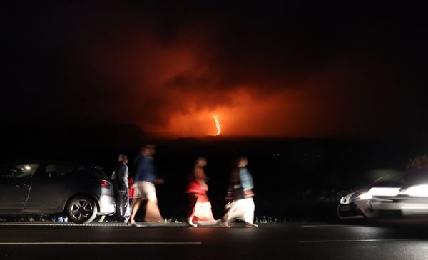 El dragón se despierta: la erupción que sacudió la isla francesa de Reunión
 - Sputnik Mundo
