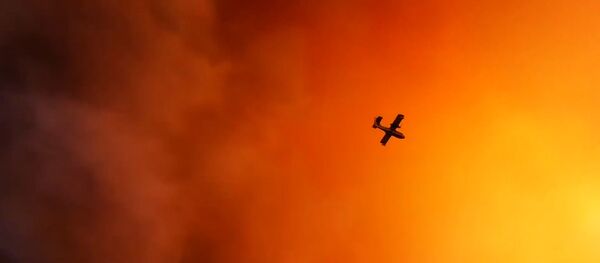 Un avión apaga incendios en Grecia - Sputnik Mundo