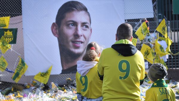 El homenaje al futbolista argentino Emiliano Sala - Sputnik Mundo