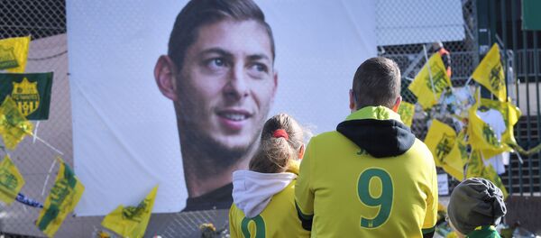 El homenaje al futbolista argentino Emiliano Sala - Sputnik Mundo