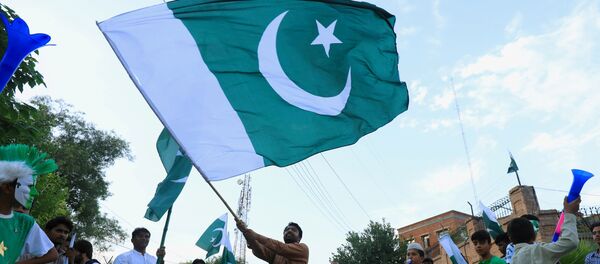 Un hombre con la bandera de Pakistán - Sputnik Mundo