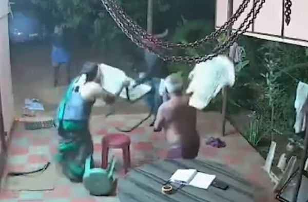 El poder de una chancla: una pareja de ancianos ahuyenta a dos ladrones de manera insólita - Sputnik Mundo