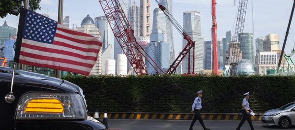 Oficiales de policía de tráfico chinos caminan junto a una bandera estadounidense en un coche de la embajada en Shanghái - Sputnik Mundo