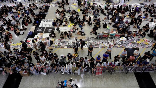 El aeropuerto de Hong Kong en medio de protestas El aeropuerto de Hong Kong en medio de protestas - Sputnik Mundo