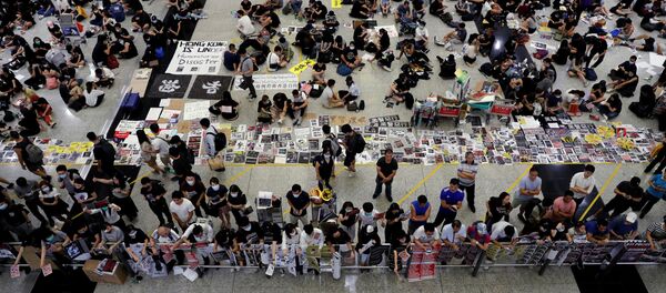 El aeropuerto de Hong Kong en medio de protestas - Sputnik Mundo