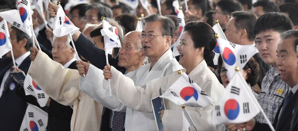 El presidente de Corea del Sur, Moon Jae-in, con la bandera de su país - Sputnik Mundo