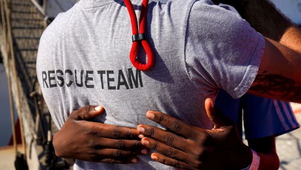 Un miembro del equipo de la ONG Open Arms Un miembro del equipo de la ONG Open Arms - Sputnik Mundo